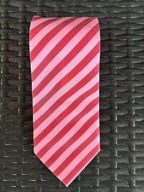 Men’s Bold Pink Candy Stripe Eye Catching Modern Fashion Preppy Tie